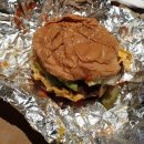 파이브소스(FIVE SAUCE) | [서울/여의도] 파이브가이즈 여의도점- 추억이 떠오르는 진한 느낌의 햄버거, Five Guys Yeouido