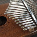 작은 엄지 피아노 칼림바 이미지