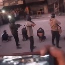 하마스가 민간 가자인을 공개 처형하는 장면과 하마스가 스스로를 무장해제할것인가? 이미지