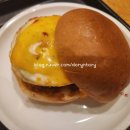 씨유대안행복점 | 투썸플레이스 에그 함박 브리오슈 번, 카페에서 즐기는 든든한 한 끼