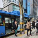 공덕 오거리 버스정류장(14-149) | [뉴시안 현장 고발]공덕오거리 버스 정류장에 박힌 전봇대 승객들에게 큰 위협