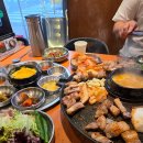 행복한청국장 | 신중동역 고기집 '효자동솥뚜껑' 부드럽고 육즙 가득한 미나리 흑돼지삼겹살 맛집 (+ 매콤볶음밥)