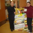 웨딩사진촌(대표 손영복) 개업 축하화환 대신 받은 쌀, 김천시장애인종합복지관에 전달 이미지