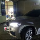 신형 bmw x5 SUV 차량 캘리퍼 레드도장작업. 이미지