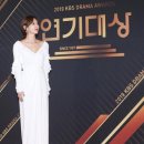 김소연 파격적인 '브이라인' 드레스 이미지