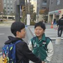 학교가는길통학버스기다리며 이미지