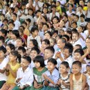 미얀마 어린이들 행복하게 미소 짓다 이미지
