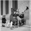 Robert Doisneau (Français, 1912-1994), Les pieds au mur, 1934 이미지