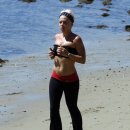 "핑크" jogs along Malibu beach (4.13) 이미지