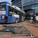 수송사거리1(농협은행방향 교통섬) | 서울 서대문 돌진 사고 버스, 블랙박스 영상 공개... 당황한 듯 운전석 아래 힐끗