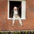 창문 넘어 도망친 100세 노인 이미지