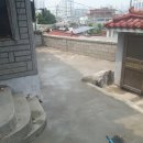 주택 담장 앞 이미지