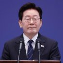 李, 웃음기 뺀 채 100분간 서서 회견… "힘겨운 일상 국민께 송구"﻿ 이미지