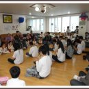 소성초등학교 전교생과 선생님들께서 위문공연 오셨습니다. 나라의 기둥이 될 어린이들의 재롱에 어르신들은 10년은 젊어지셨습니다 이미지