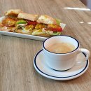 브런치 혹은 간단한 아침으로 좋은 치아바타 샌드위치와 카누 캡슐 커피 이미지