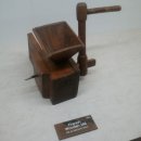 wooden mill --- coffee cupper 박물관 이미지