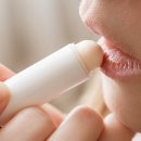 겨울철 촉촉한 입술 유지 비결은? 피나고 갈라질 땐 &#39;이렇게&#39; 이미지