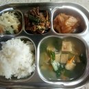 2022년10월18일화요일-백미밥 쑥갓어묵국 소고기청경채굴소스볶음 무나물 배추김치 이미지