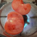 소화를 도와주는 키위소스 올린 토마토 샐러드 이미지