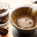 핸드드립 커피와 라떼아트 이미지