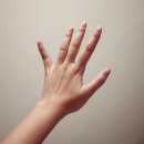 손톱이 하얗게 변하는 이유｜건강 이상 신호일 수도 있는 5가지 원인