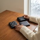 자연을 담은 리스 스타일링 | 발렌타인 남성 선물 TOP 3: 고야드 빅투아르 vs 루이비통 오거나이저 vs 보테가 카세트 비교