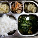 2022년12월9일금요일-백미밥 근대된장국돼지고기찹스테이크 양배추 수제피클 이미지