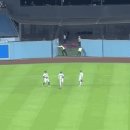 2주전 세레머니 금지당하고 대가리 박았던 이정후의 샌프 외야진 근황ㅋㅋㅋㅋㅋ.gif 이미지