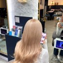 강남역 미용실의 컬러 마스터피스: 뿌리 탈색부터 로즈 블론드까지, 핑크로 물들이다 by 윤이 디자이너...