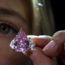선명한 핑크 다이아몬드가 2,840만 스위스 프랑에 경매되었습니다 이미지