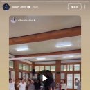절에서 중년 여성들이 디아즈 둘러싸고 응원가 불러줌 이미지