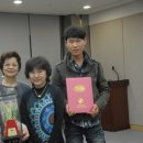 나무타는고양이 구경하는강아지 이미지