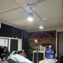 드럼방 등을 레일등으로 교체하였습니다. 교회관리팀 이경선 형제님과 드럼방 그리고 예배당 강단 조명을 추가하였습니다. 이미지