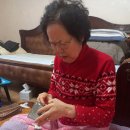 화장품전달해드림.립글로즈직접발라보시면서촉촉하다고하셨음. 이미지