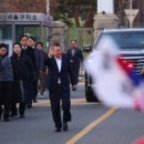 대한민국 윤석열 대통령 52일만 석방… 서울구치소...용산관저 귀가... 환호 &amp; 눈물...전한길 청년시국토론회 이미지