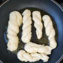 아이 간식 찹쌀꽈배기 건강하게 만들기. 찜기 후 기름 팬에 굽기.