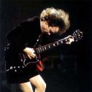 기타리스트 열전 (3) AC/DC의 앵거스 영(Angus Young) 이미지