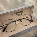 스마트폰으로 즐기는 디지털 라이프(야간) | 보안경 추천 디지털 시대 눈 건강 필수템 완벽 가이드