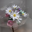 손끝에서 피어나는 페이퍼 플라워 이미지