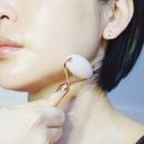 괄사마사지기 크리스탈클라우드 페이스롤러 로 얼굴 턱마사지 피부 관리 중