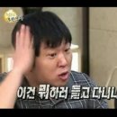 비행기 기내에서 전자담배를 피운 남성 이미지