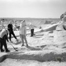 중국 고고학 연구 고고학자 고고학 우리는 오래된 정열을 따라 여름 황야를 지나갑니다. 이미지