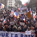 파리에서 수십만명이 운집, 마크롱에게 우구라에 무기를 보내지 말라고 요구했다 이미지