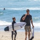 9/15 [크리스 헴스워스 + 아들 사샤] 서핑 대회 참가하는 아들 응원하러 온 이미지