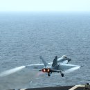 美 항공모함 '조지워싱턴호'에 임무수행을 위해 이륙하는 F-18 호넷 전투기 이미지