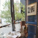 채플린악세사리 | 바샤커피 청담 플래그십｜화려함과 커피의 완성도가 공존하는 공간