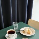 이피피케이크 | [서울 삼각지] 이피피룸, eppRoom, 흐린 날씨와 잘...타탕, 아몬드 머랭 초코 케이크, 카놀리, 느좋카페