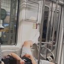 지하철 좌석 4개 차지한 ‘문신남’…“30분 퍼질러 자더라" 이미지