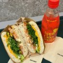 4873 | 신대방삼거리역 맛집 샐러디 신메뉴 스파이시 쉬림프 샌드위치 혼밥 후기