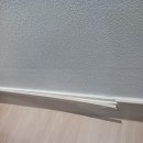 모습 | 걸레받이 수리 거실 액자 아래 파손된 몰딩 원래 모습 그대로 복원 후기